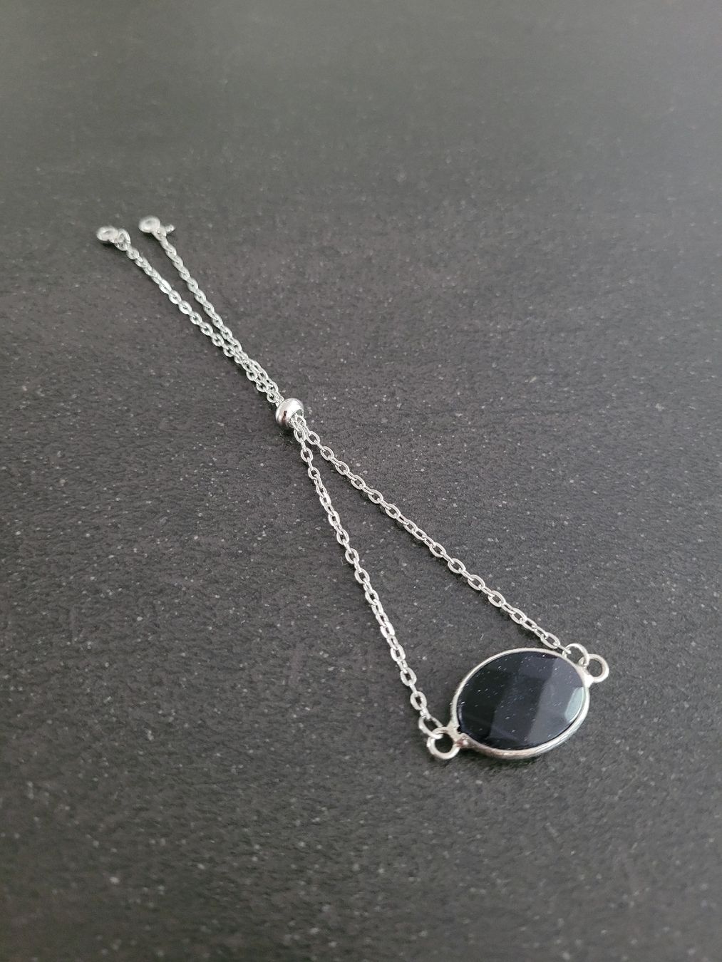 Armbänder & -reifen: Armband mit schwarzem Stein – Gebraucht aus Büren NW von nie_k6382