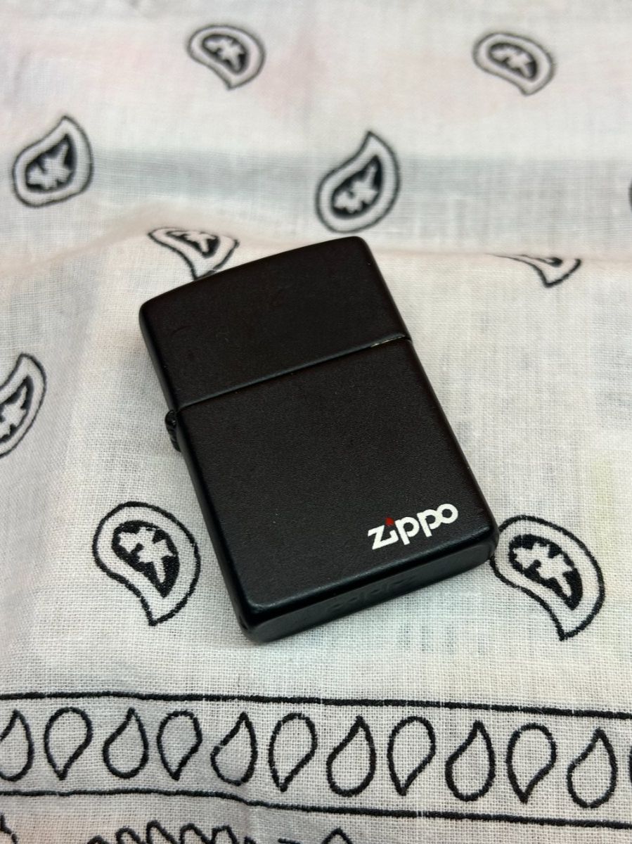 Zippo Feuerzeuge: Zippo Black Mat – Gebraucht aus Soyhières von Maponos