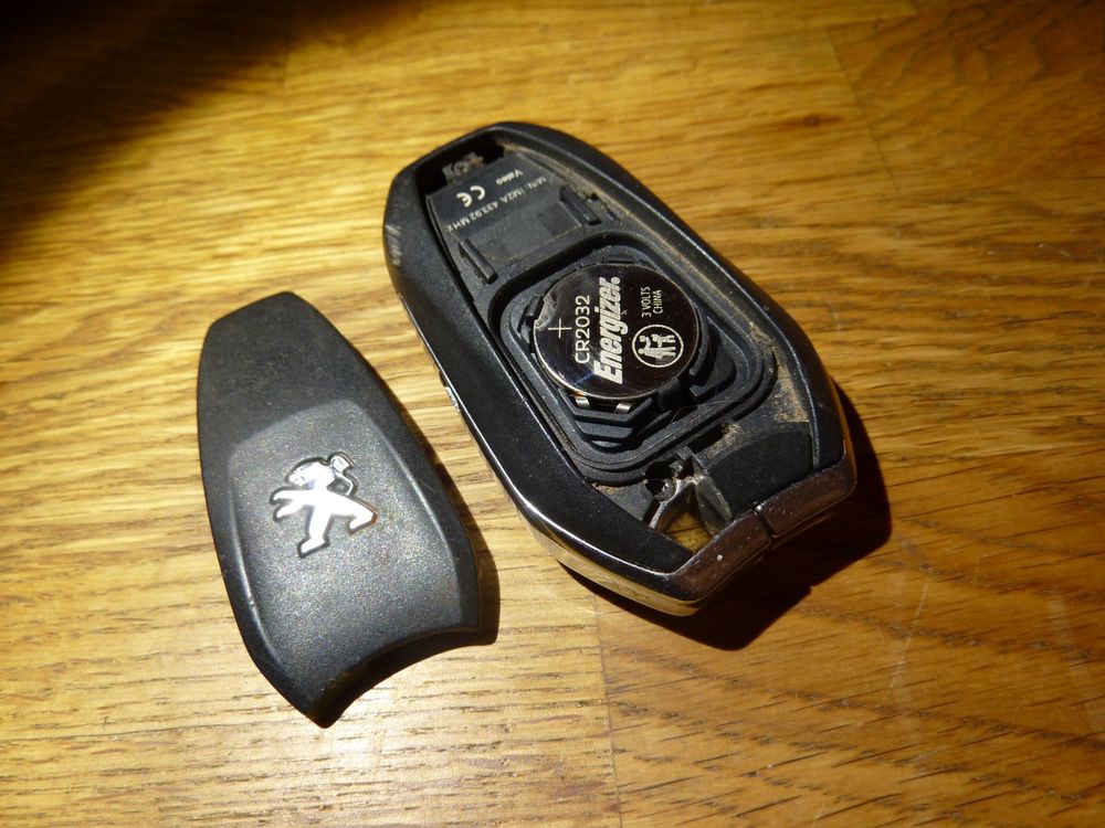 Custodia Chiave Auto HIBEYO In Carbonio Nero Per Peugeot E Citroen - Protezione Antiurto Con Portachiavi Incluso