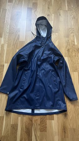 Dunkelblauer Regenmantel - Perfekt für den Herbst!