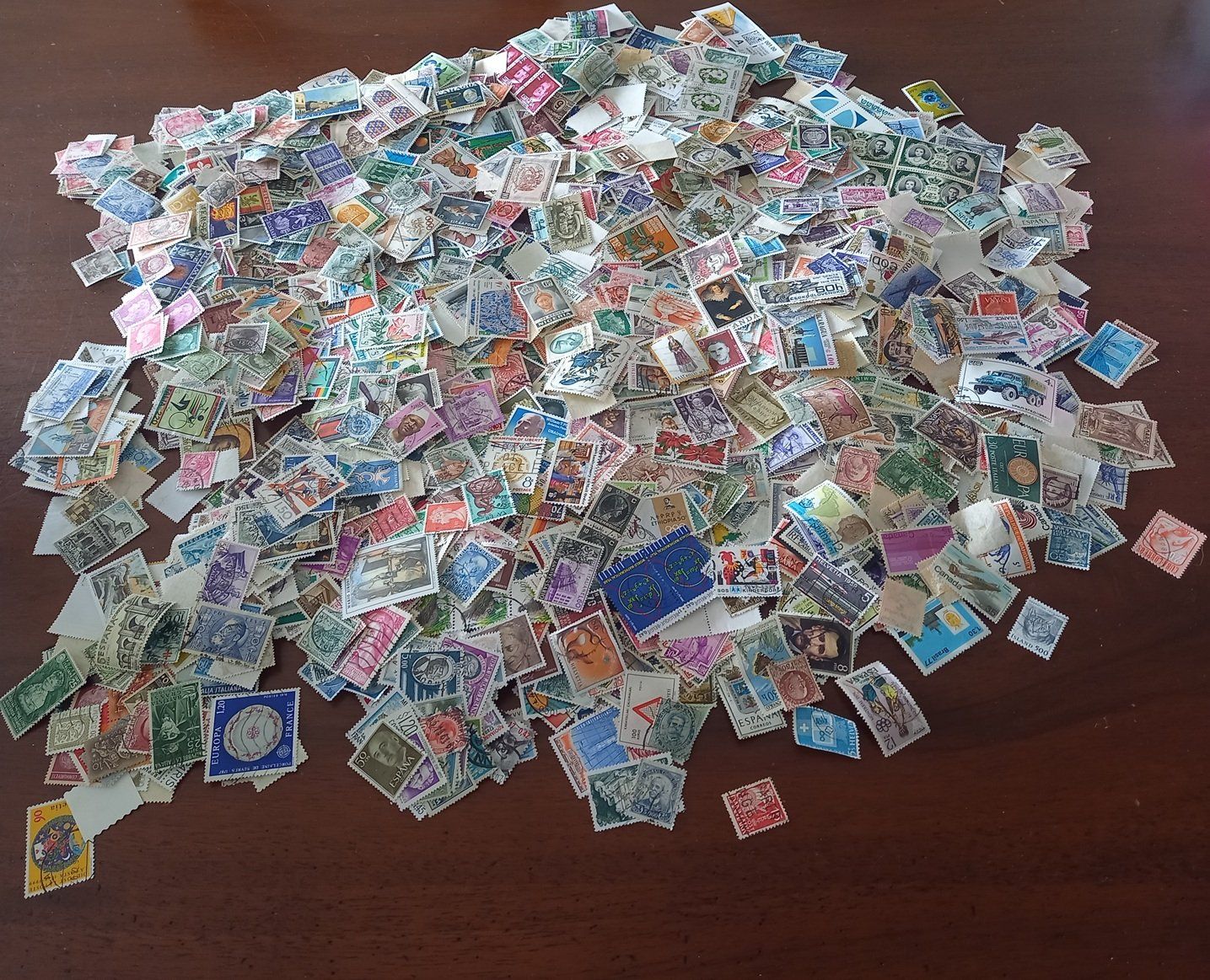 Tous les timbres: 1Kg200 timbres-poste variés, du monde – D'occasion à Crans-Montana par kira56 3
