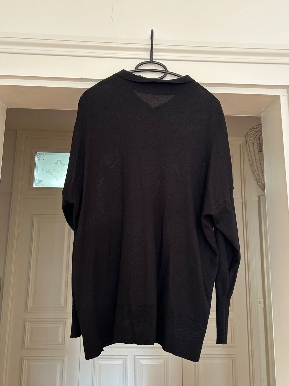 Maglioni & Felpe: Schwarzer Wollpullover mit Knöpfen und Brusttasche – Usato da Zürich venduto da pgr_9pzn 1