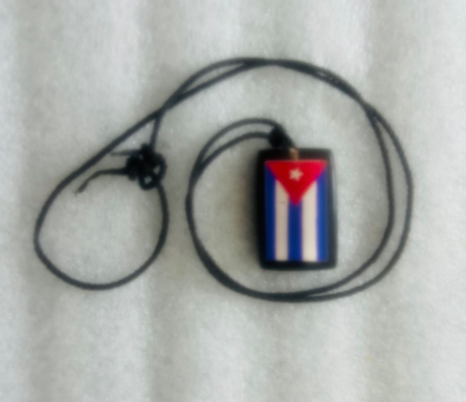 Ciondoli: Anhänger Holzkette Cuba Flagge – Usato da La Chaux-de-Fonds venduto da jacq_LaTsch0