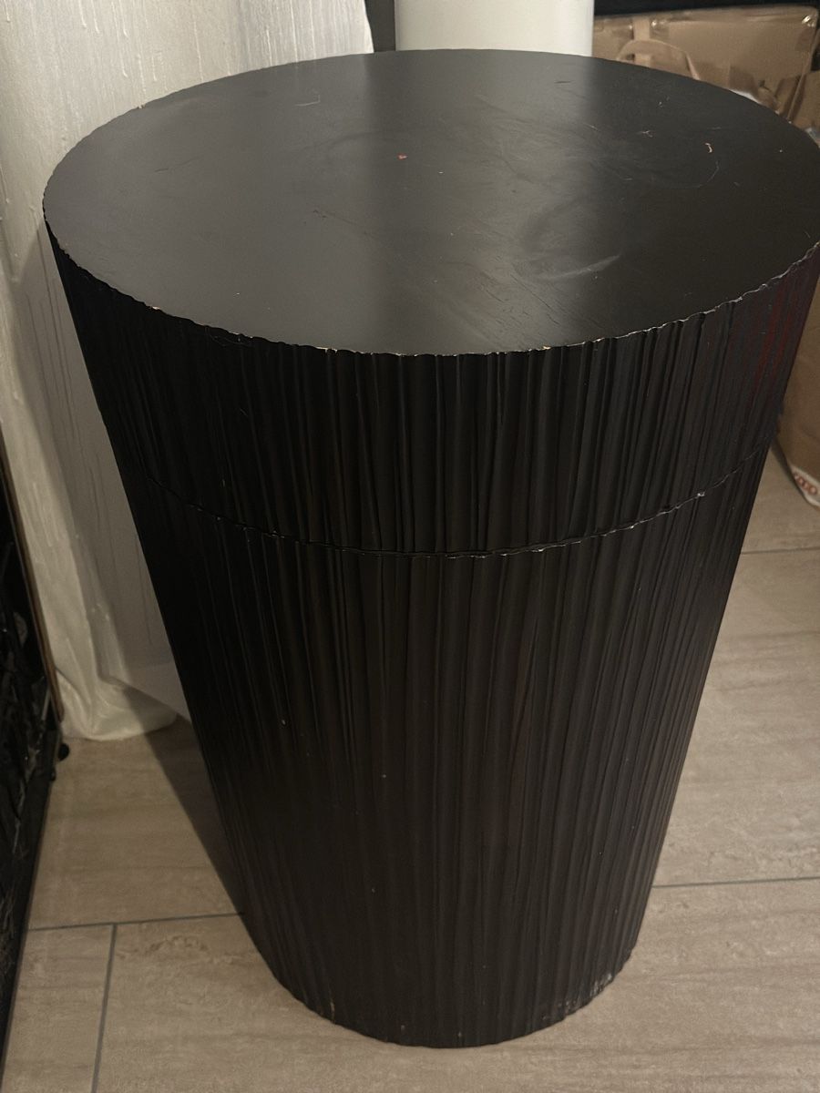 Tische: Side Table Black Textured Round Top with storage space  – Gebraucht aus Dietlikon von DimitraS