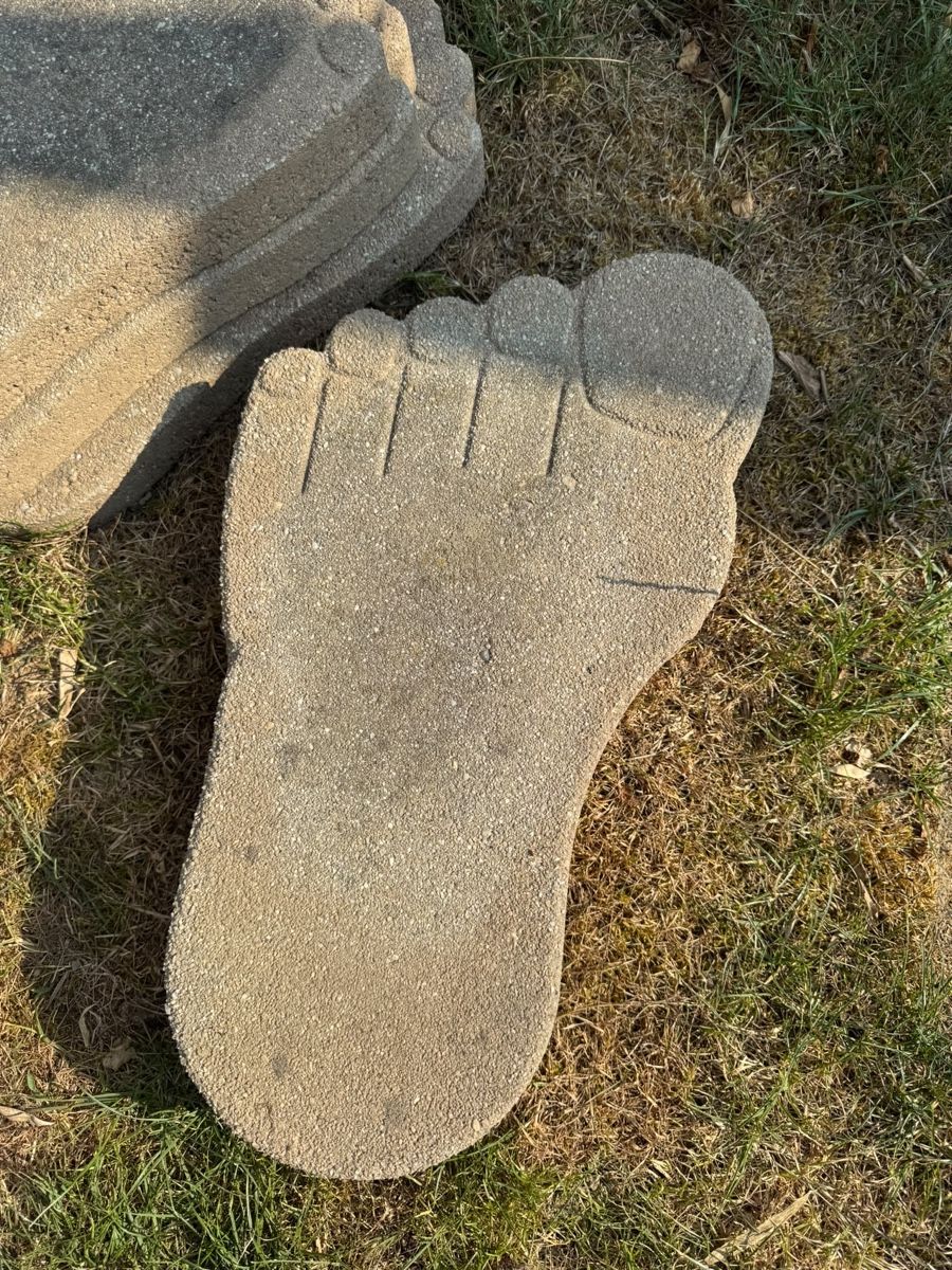 Bodenbeläge: Trittstein Fussform Beton 5 Stk.  – Gebraucht aus Lätti von RoadRunner75