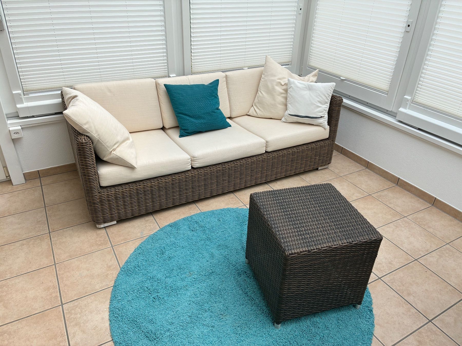 Hunn Sofas: Gartenmöbel Set Polyrattan mit Sofa, Tisch und 2 Sessel – Gebraucht aus Aeugst am Albis von prs03