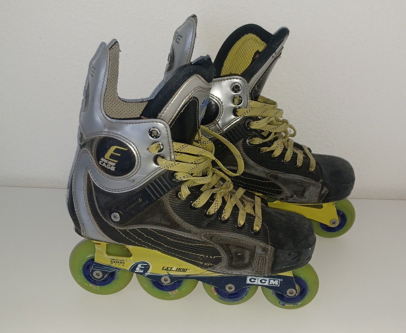 Ccm Pattini in linea & Pattini a rotelle: Inlinehockey Skates CCM Gr. 42.5 / 8½ – Usato da Mauensee venduto da Dyna22
