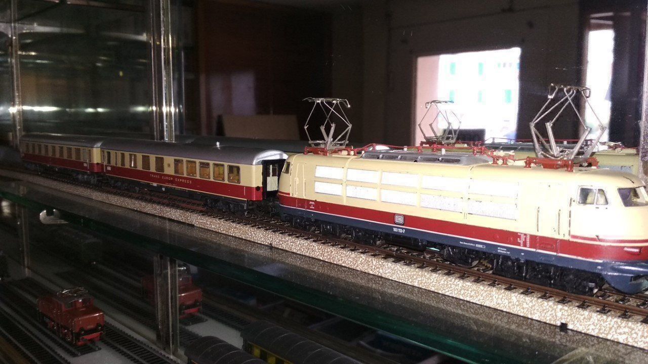 Märklin Modellini di ferrovie: E-Lok BR 103 DIGITAL mit 2 Wagen – Usato da Wil SG venduto da fanofrio