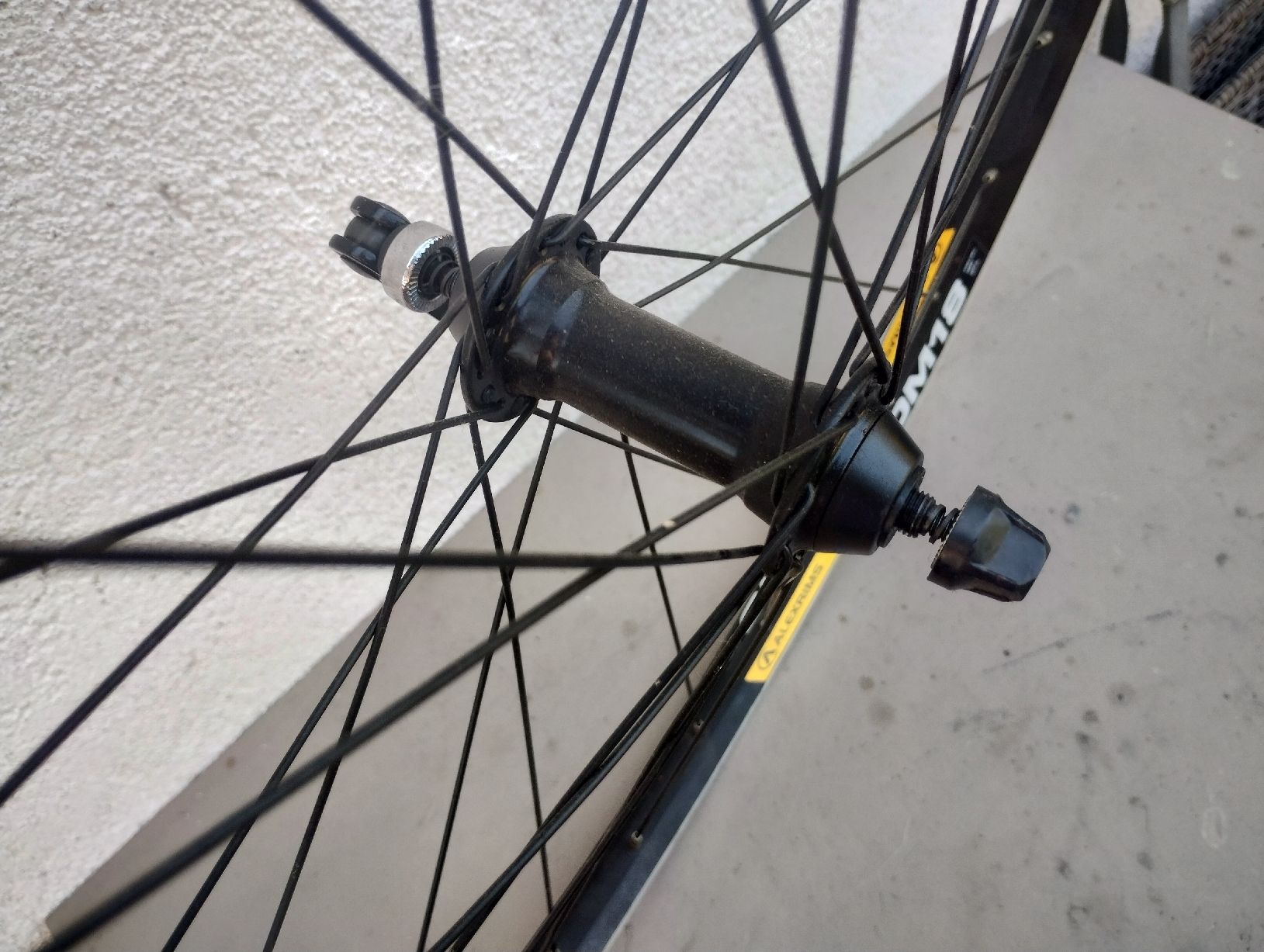 Pezzi di ricambio: Laufrad MTB 26" vorne - Neu  – Nuovo (secondo la descrizione) da Oetwil am See venduto da Kukuxumusu 1