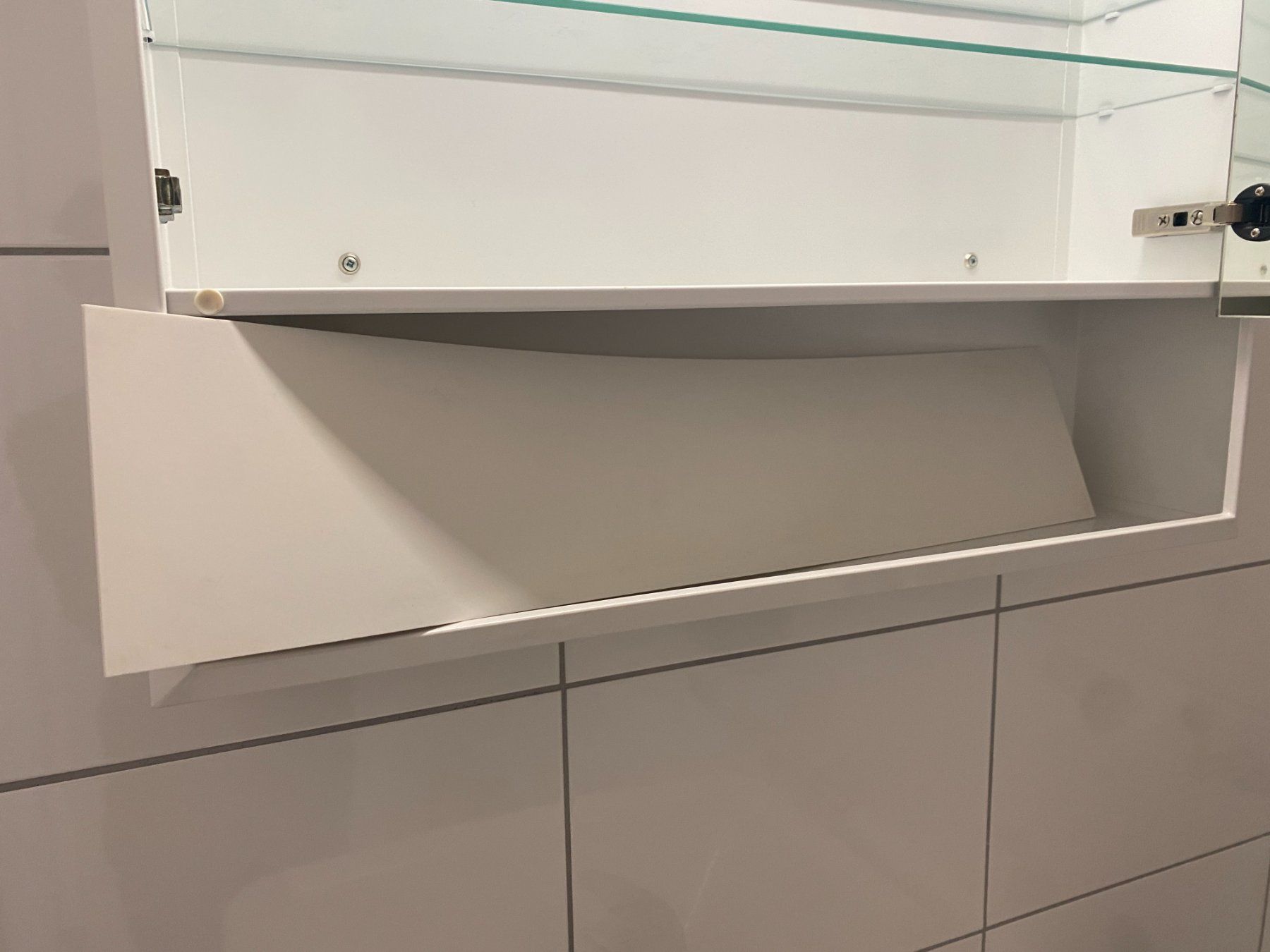 Spiegelschränke: Spiegelschrank mit integrierter Steckdose – Gebraucht aus Unterterzen von bac_287t 4