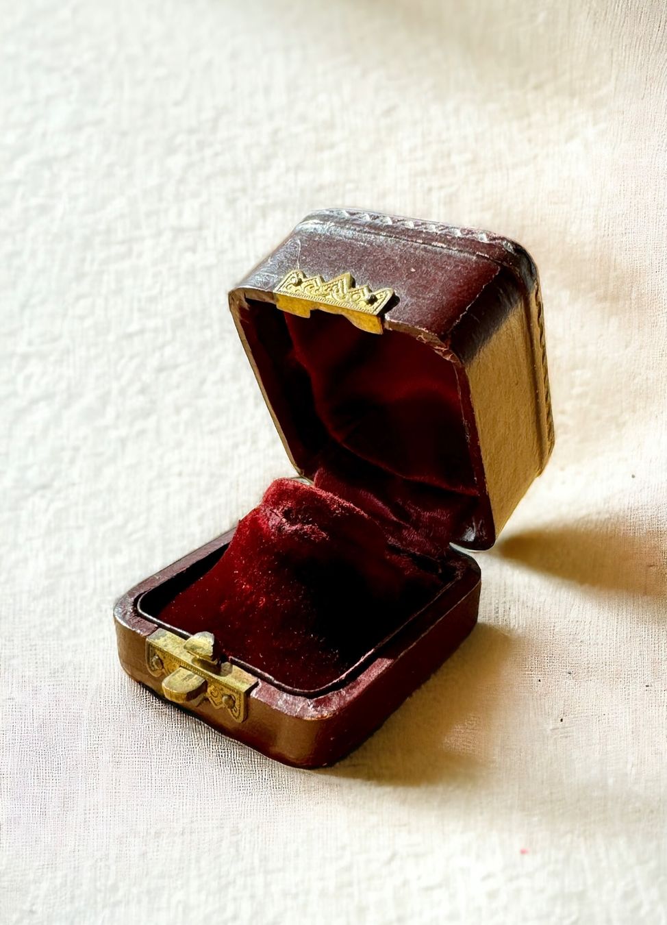 Portagioie: Bordeaux Ring Box - Ring Etui antik – Usato da Embrach venduto da estzeh1 3