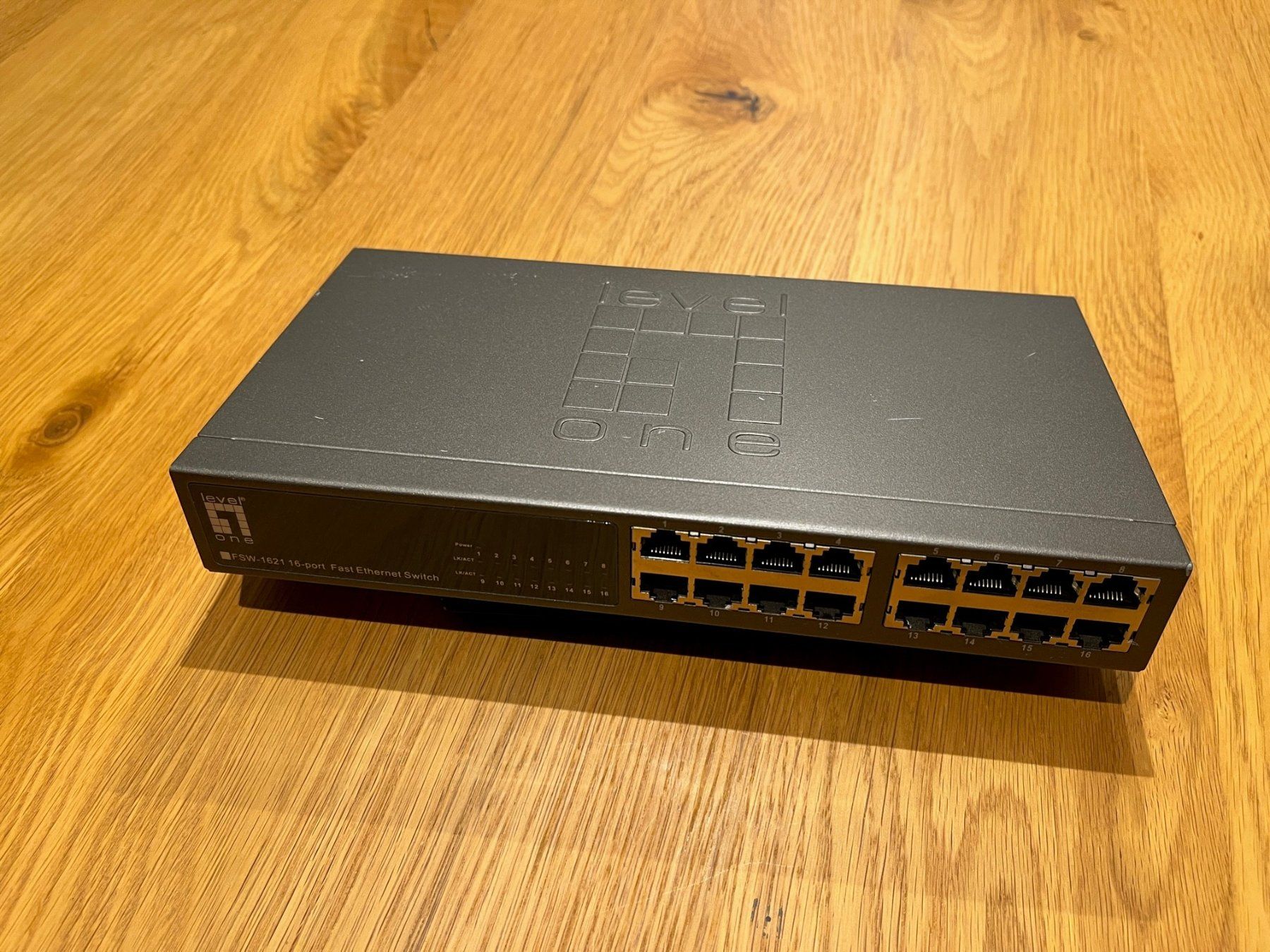 Hub & Switch: LevelOne 16-port 10/100Mbps Fast Ethernet Switch – Usato da Appenzell venduto da Anchara