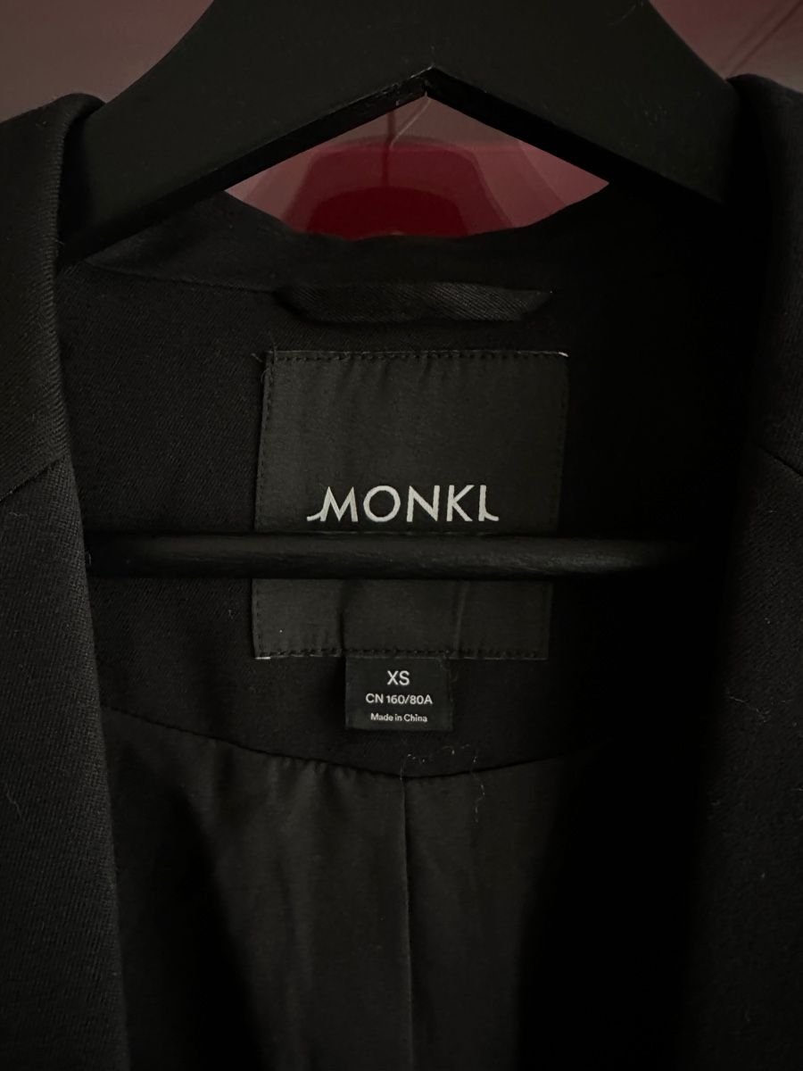 Monki Giacche: Monki Blazer mit leicht gepolsterten Schultern – Nuovo (secondo la descrizione) da Wetzikon ZH venduto da jennixrk 1