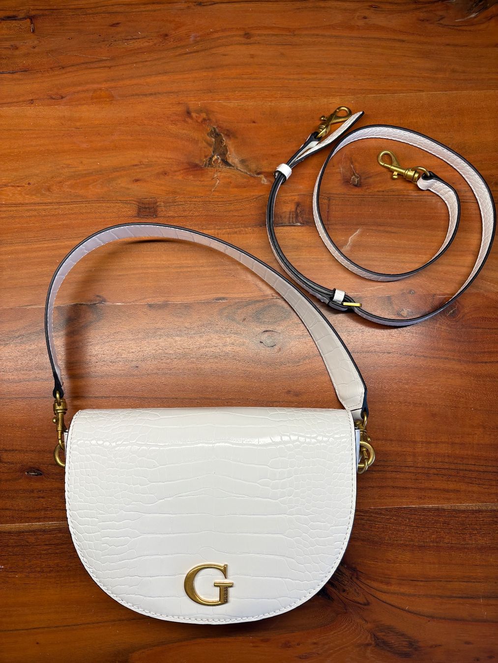 Guess Taschen für Damen: Guess Tasche weiss Kroko-Optik – Gebraucht aus Gümmenen von fla_s 1