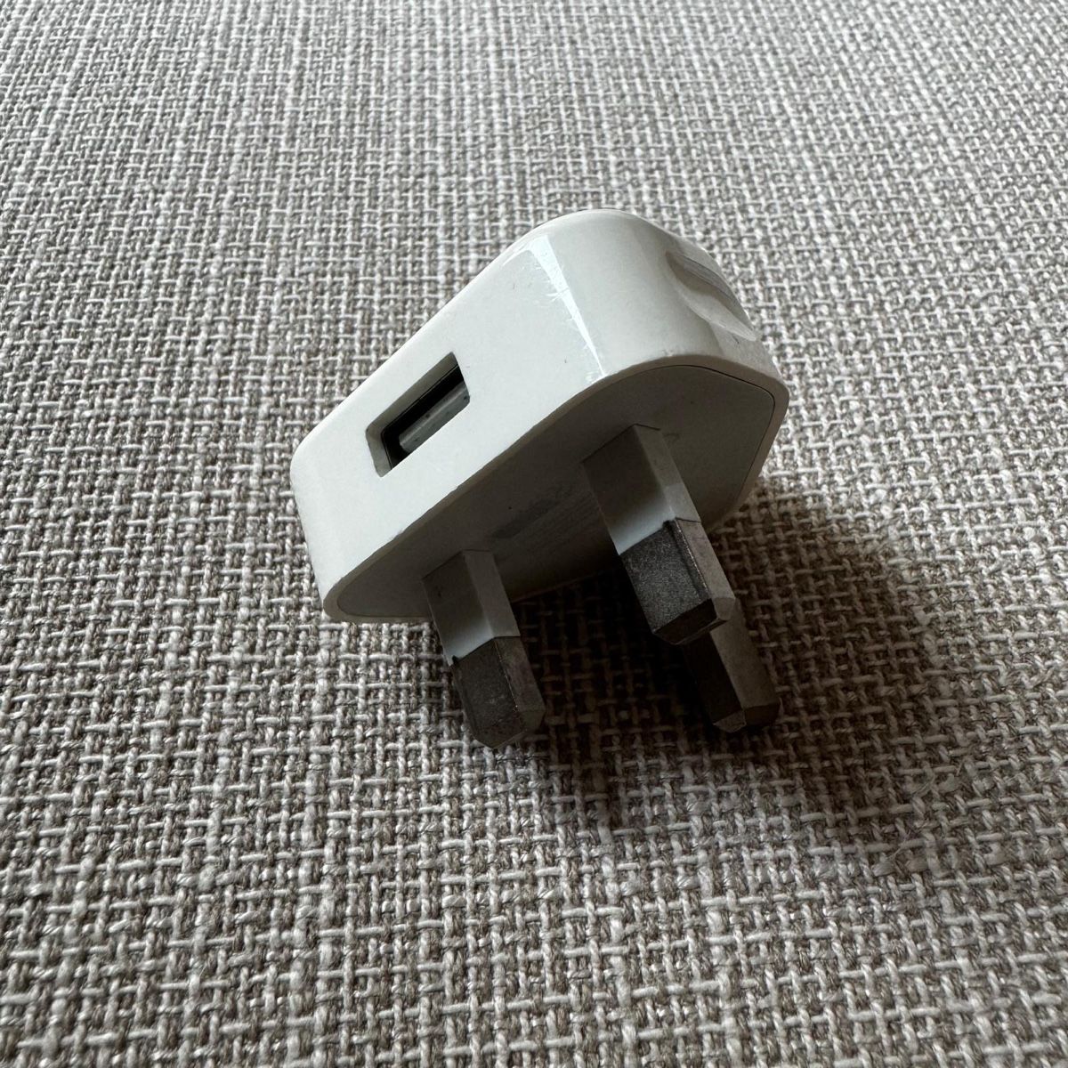 Apple Spine: Apple 5W USB Power Adaptor (UK Plug) – Usato da Zürich venduto da M4xi_13 2