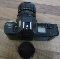 Analoge Spiegelreflexkamera mit Objektiv