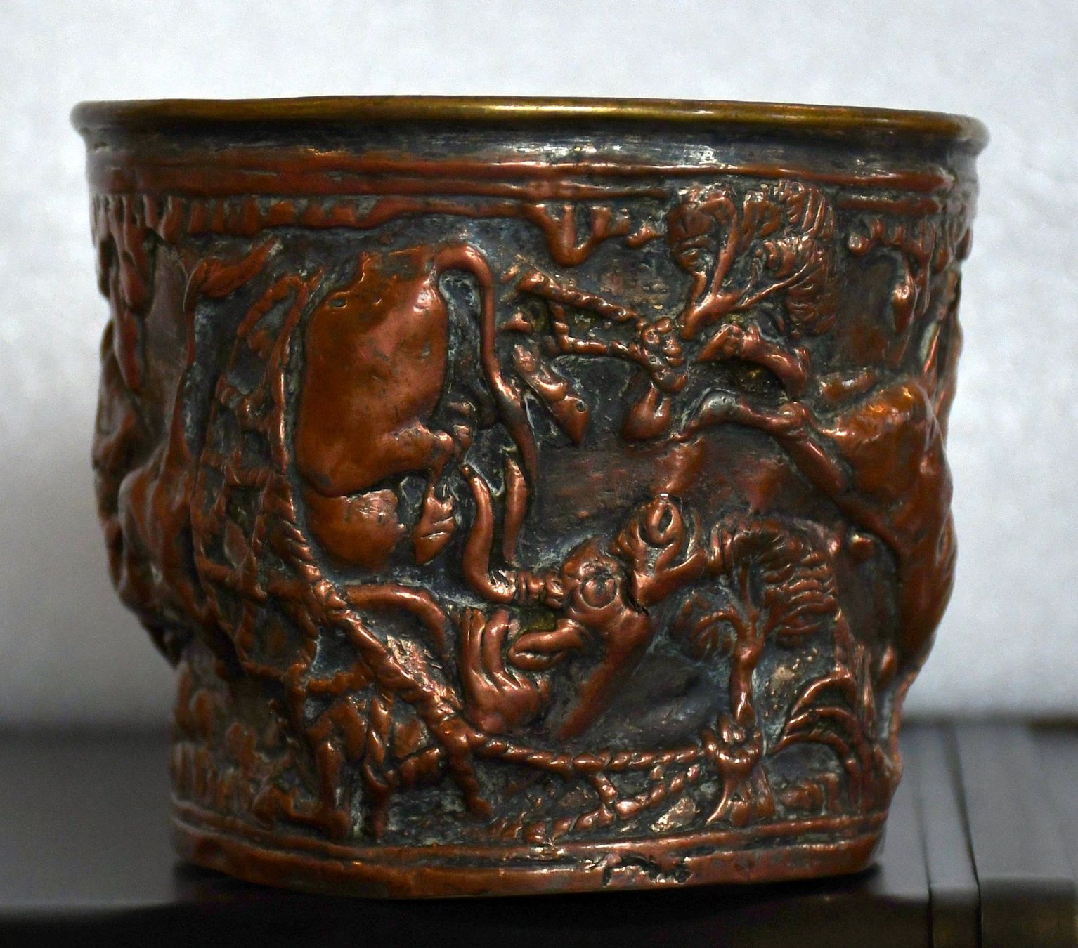 Tazze: Antiker Becher oder Tasse mit Jagdmotiv, ca. 8cm hoch – Usato da Rotkreuz venduto da salsanera 3