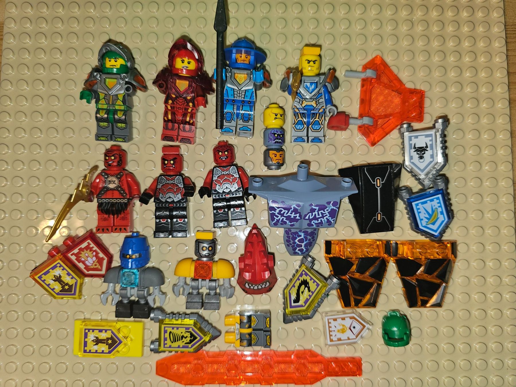 Lego Figurines: Lego Nexo Knights Konvolut – D'occasion à Oberuzwil par Peppi56