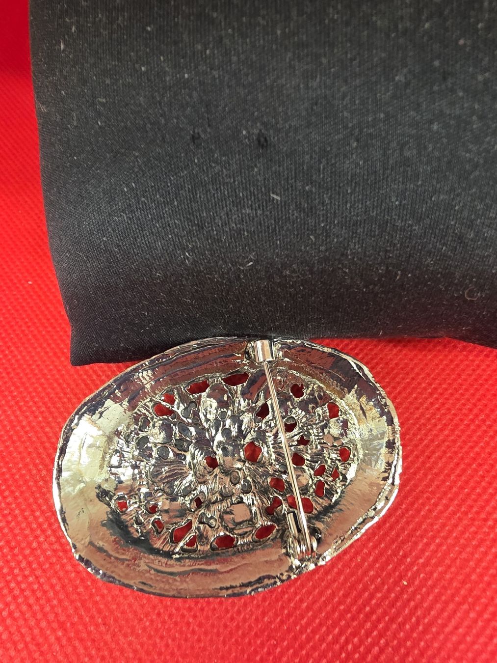 Broschen & Nadeln: Brosche oval mit filigranem Muster silberfarben  – Neu (gemäss Beschreibung) aus Herisau von Antiques.AR 1