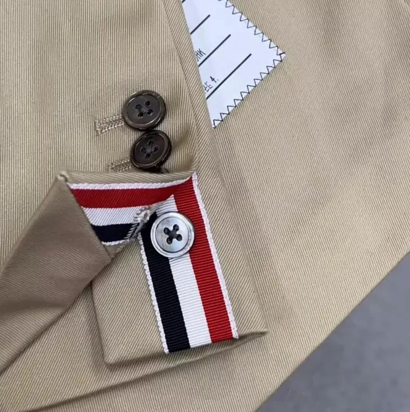 Giacche: THOM BROWNE Diagonal Unconstructed BeigeBlazer Jacket 4 / 52 – Nuovo (secondo la descrizione) da Kreuzlingen venduto da kruezbiz 4