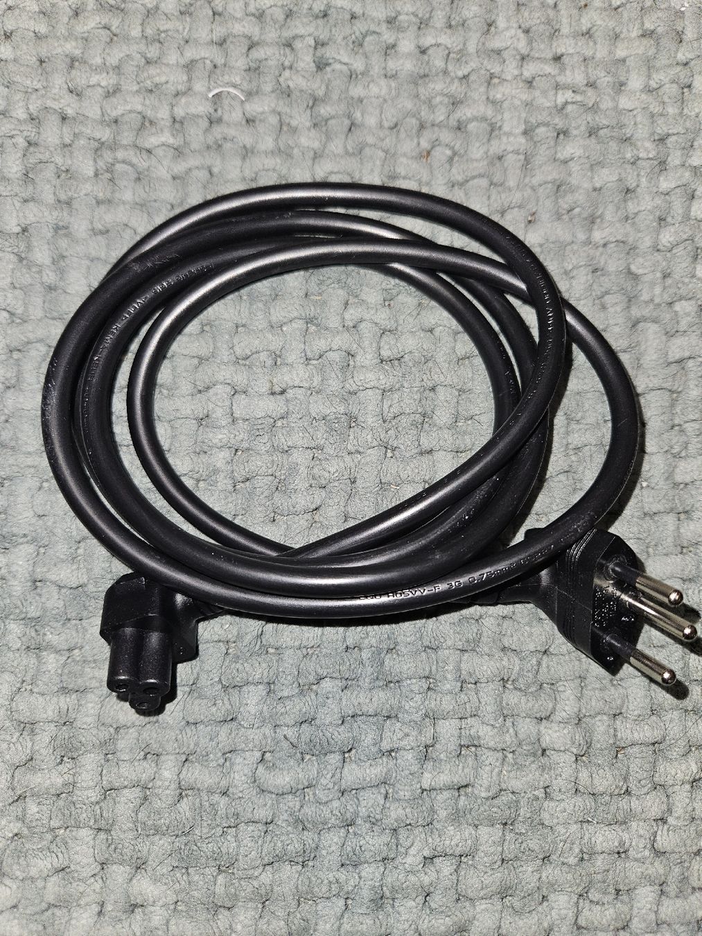 Kabel: Stromkabel mit einem C7- Anschluss schwarz – Gebraucht aus Reinach AG von Irina_g00