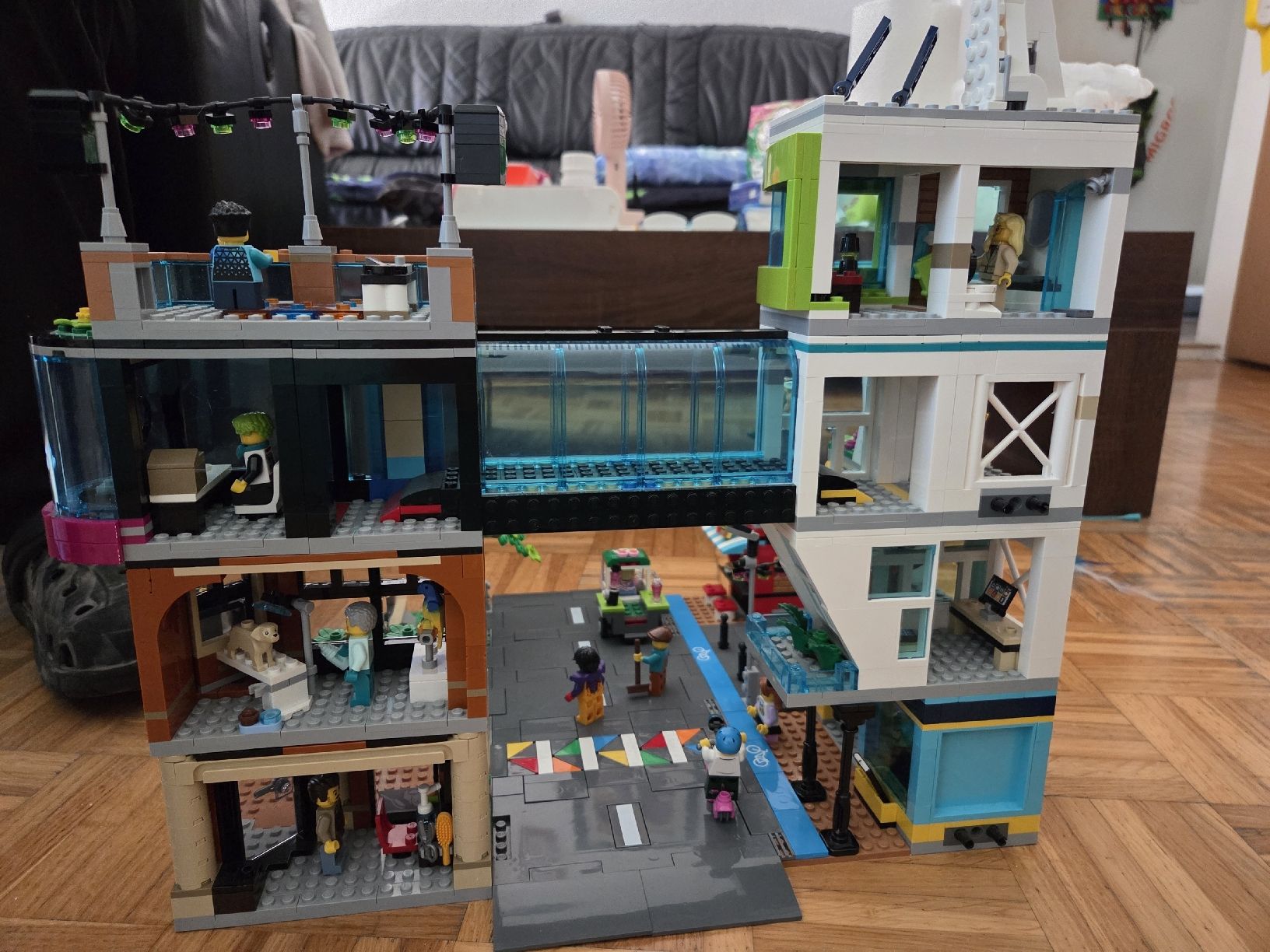 Lego Kit di costruzioni: Lego City Stadtzentrum 60380 – Usato da Hünibach venduto da JamieElio 1