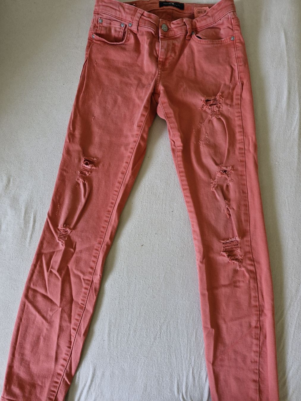 Jeans: jeans taille basse rouge taille 27 – Nuovo (secondo la descrizione) da Cudrefin venduto da Jnini12