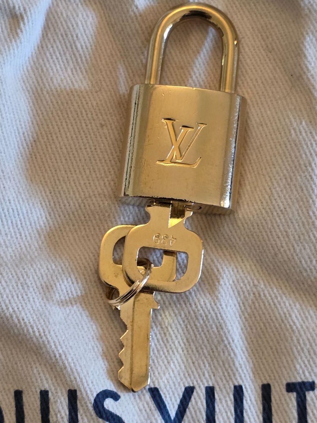 Louis Vuitton Borse: Louis Vuitton Schloss , Anhänger Set – Usato da Binningen venduto da lieblingsstyle 5