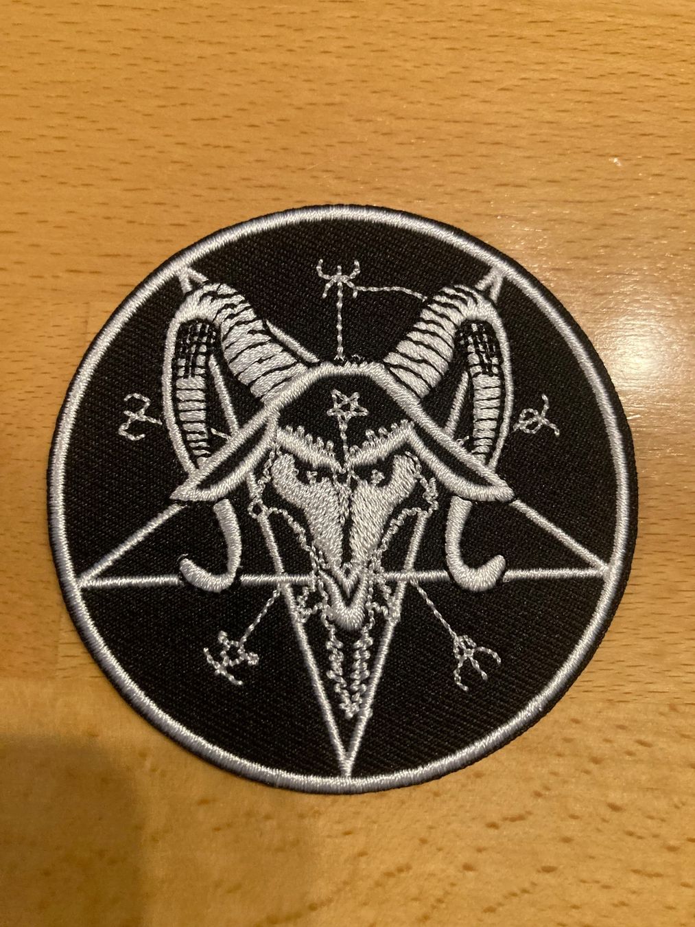 Toppe: Baphomet Pentagramm Satanic Patch Aufnäher Sticker – Nuovo (secondo la descrizione) da Horn venduto da abutre72