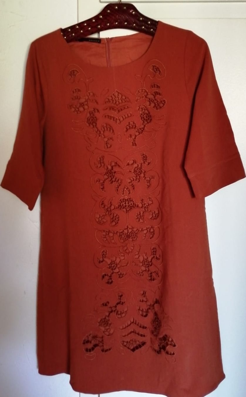 Kleider: Kleid mit Applikation rostrot Grösse 42 – Neu (gemäss Beschreibung) aus Wil SG von portu1