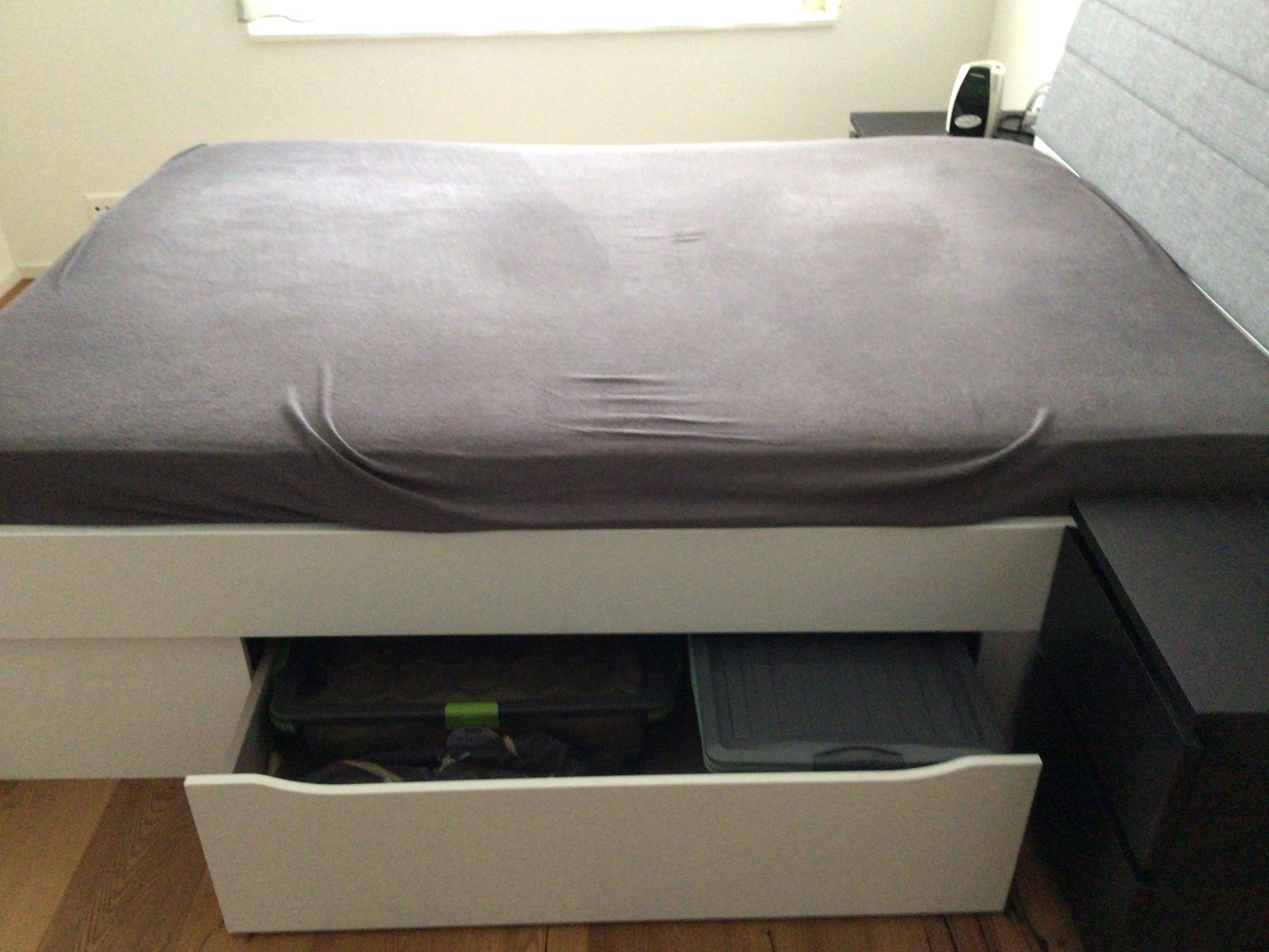 Ikea Letti: Bett mit Schubladen und Kopfteil grau 140x200cm – Usato da Einsiedeln venduto da Tru7 2