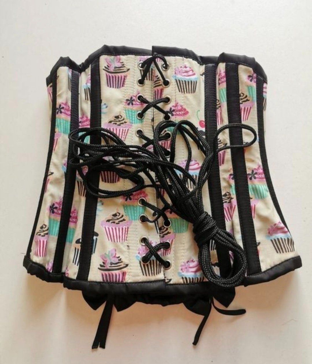Teglie da forno: Cupcake Korsett, Corsage, Grösse 24, neu – Nuovo (secondo la descrizione) da Basel venduto da Chahri 1