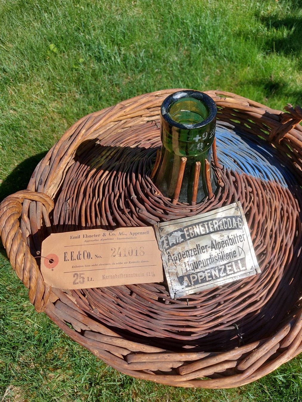 Bouteilles: Alte Korbflasche – D'occasion à Bettenhausen par HPSTE 1