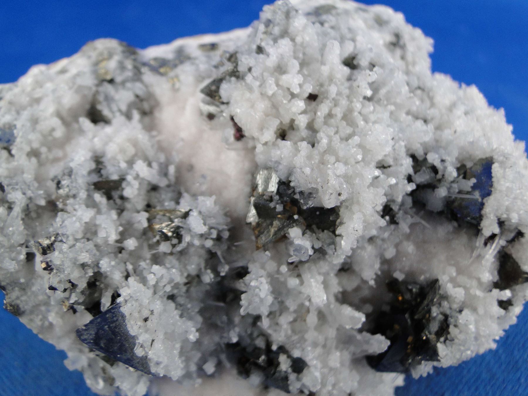 Minerali & Pietre curative: Tetrahedrit auf Bergkristall – Usato da Schinznach Bad venduto da Demerald 4