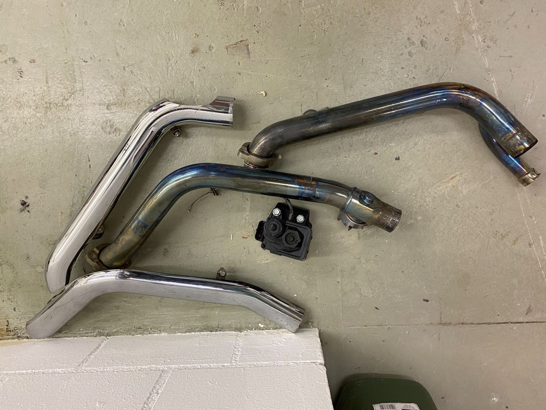 Harley-Davidson Sistemi di scarico: Harley Davidson Softail Original Krümmer – Usato da Schlieren venduto da 2rm_gd2m 1