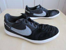 Nike: Fussballschuhe Halle Streetgato Gr. 38,5/Turnschuhe