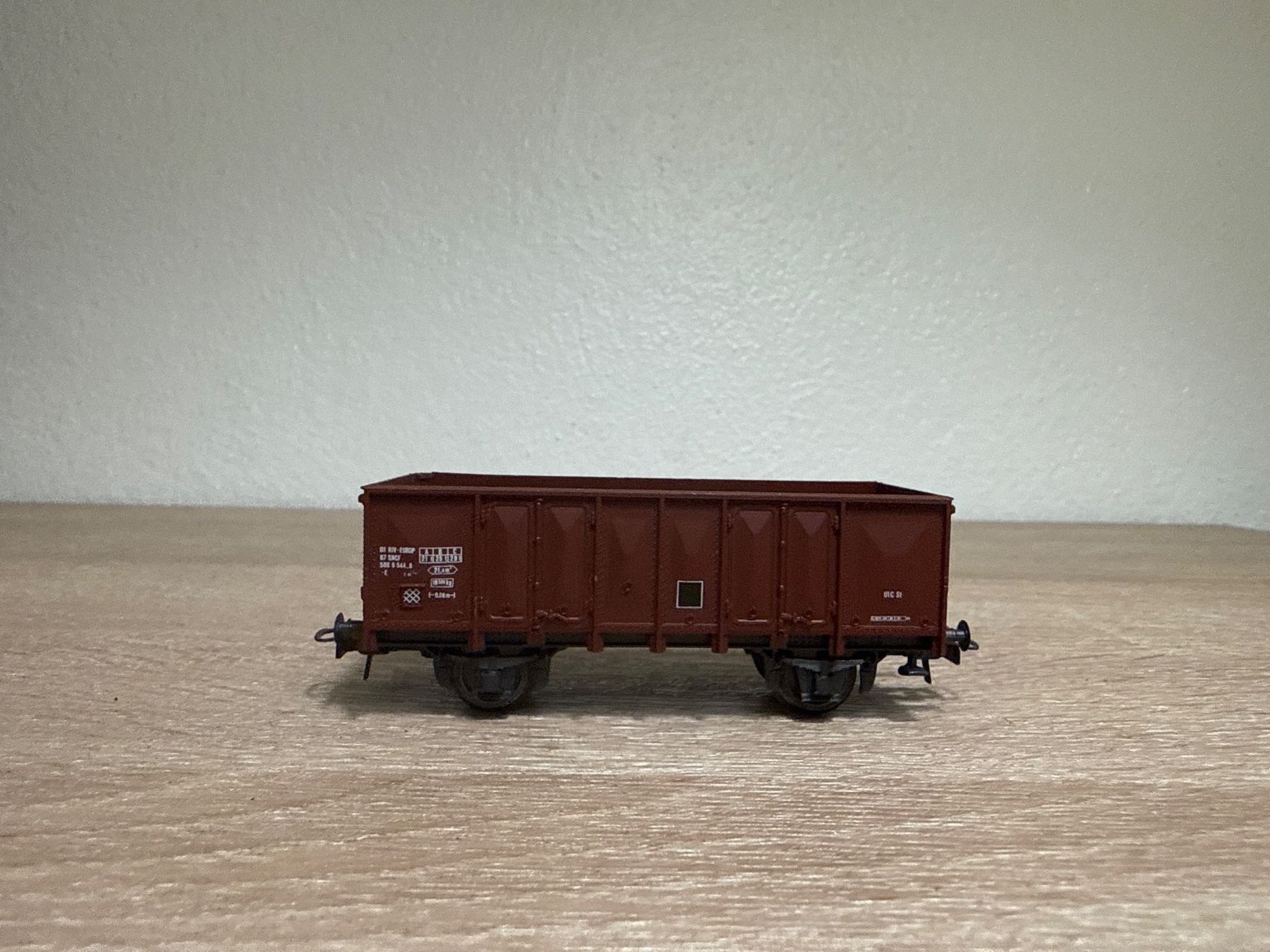 Roco Modellini di ferrovie: Roco Güterwagen SNCF H0 (100) – Usato da St-Aubin-Sauges venduto da Lo_Go 1