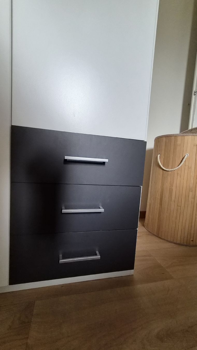 Ikea Armadi: Kleiderschrank  – Usato da Zürich venduto da alk_hy5n 1