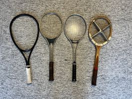 Günstig: 4 Tennisschläger plus 39 Tennisbälle