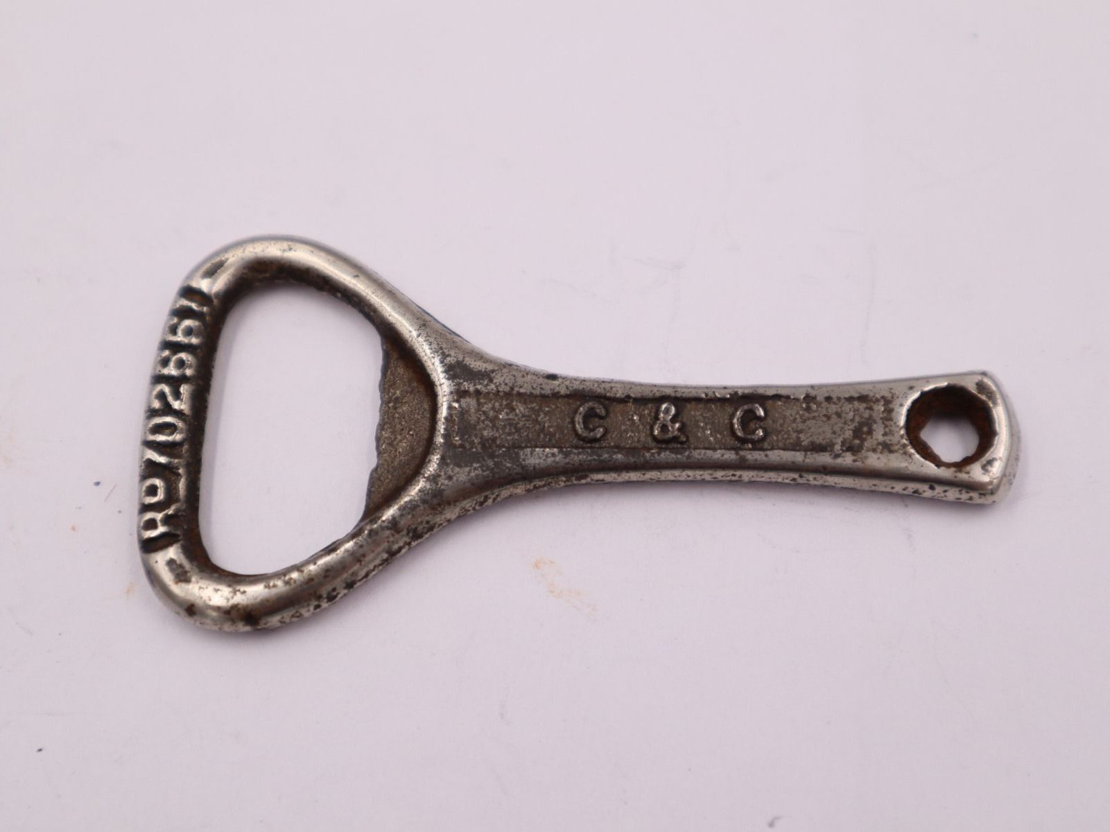 Apribottiglie & Tappi per chiusura: Antiker Flaschenöffner SOFT DRINKS C&C aus Eisen, mit Patent – Usato da Baden venduto da TellsKuchenhaus 1