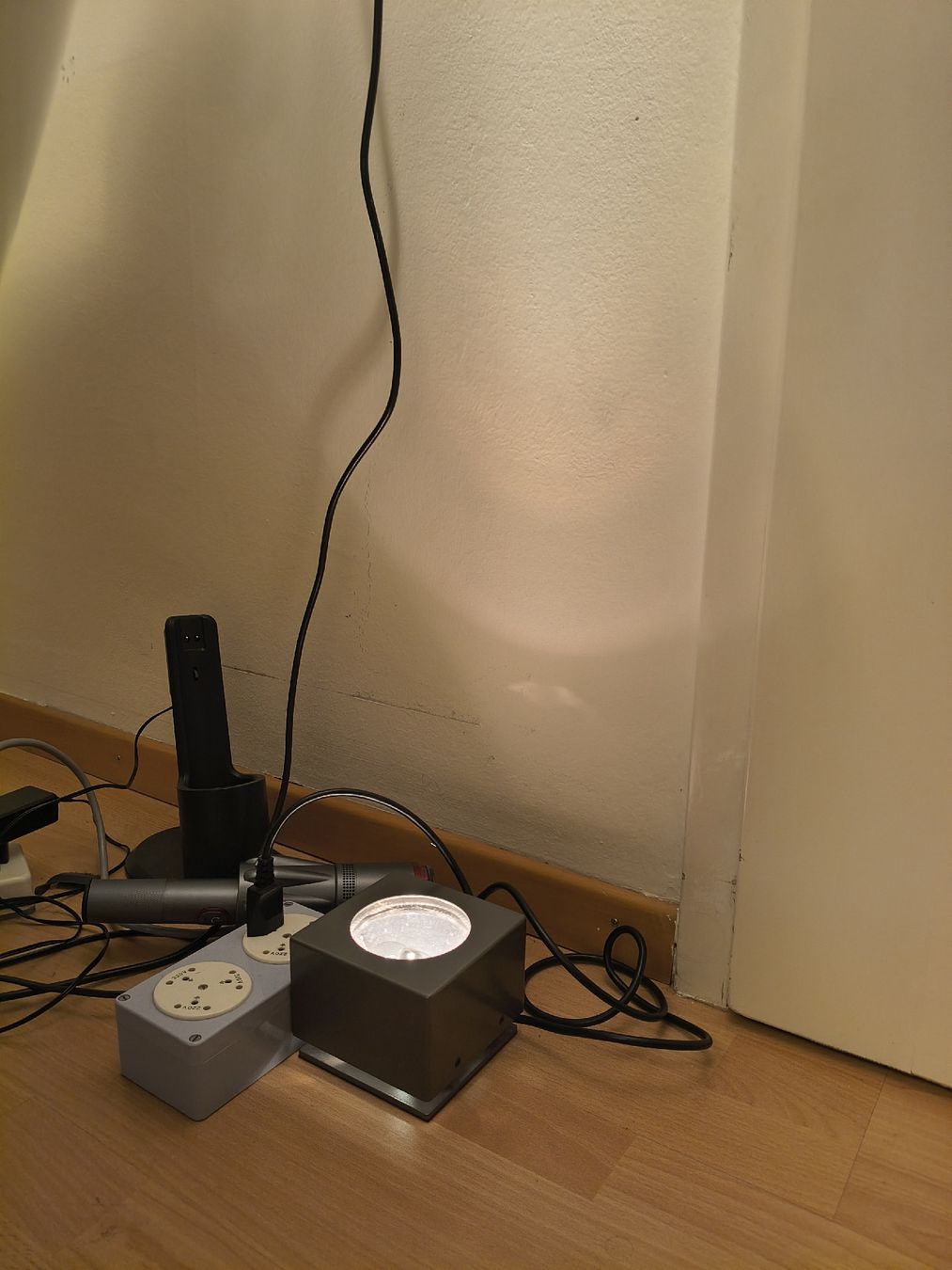 Lampes: Hellinge HELLBOX B Cube Light 40W 230V – D'occasion à Zürich par TrainLine 2