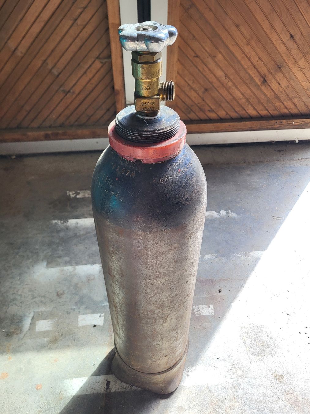 Gas-Geräte & -Technik: Gasflasche Eigentum mit Ventil gebraucht – Gebraucht aus Riffenmatt von KX3688Fam 2