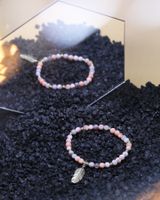 Armband aus Aprikosenachat mit Federanhänger