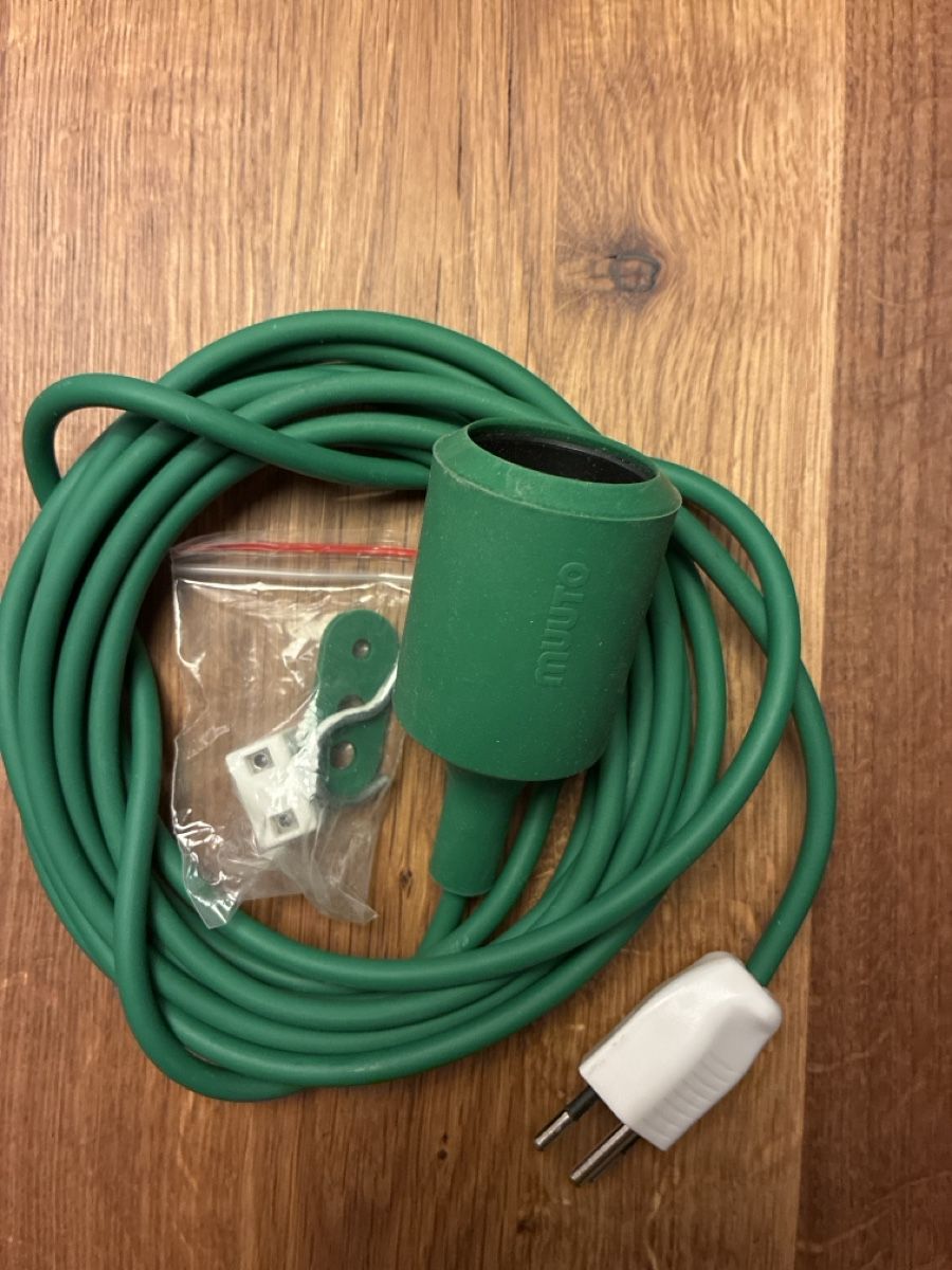 Muuto Lampade: Muuto lampe cable vert sur prise – Usato da Zürich venduto da bocusio