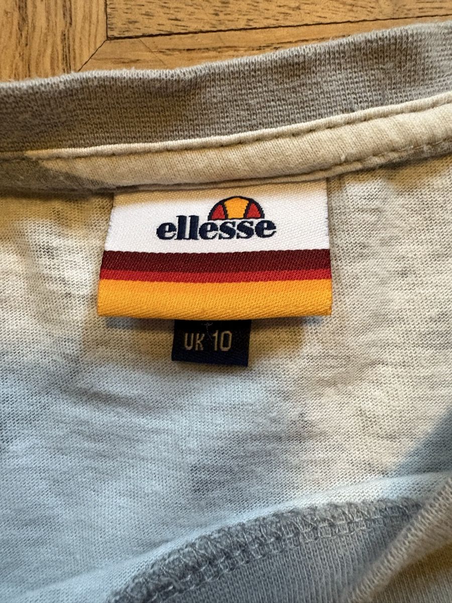 Ellesse Top: Ellesse Crop Top, Tarnmuster, Grösse 38! – Usato da Frauenfeld venduto da lin_77m9 2