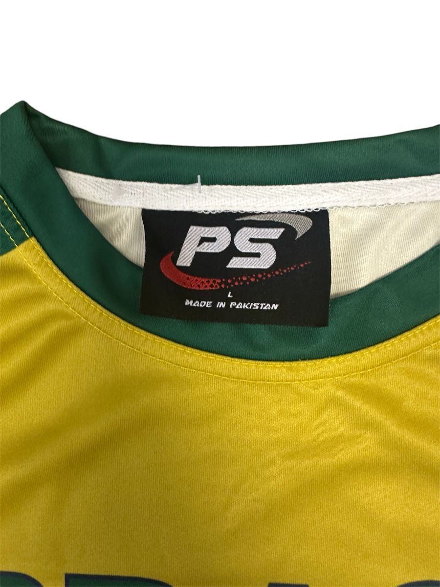 Leibchen & Hosen: Brasilien Fussball shirt – Gebraucht aus Buochs von zukkias 2