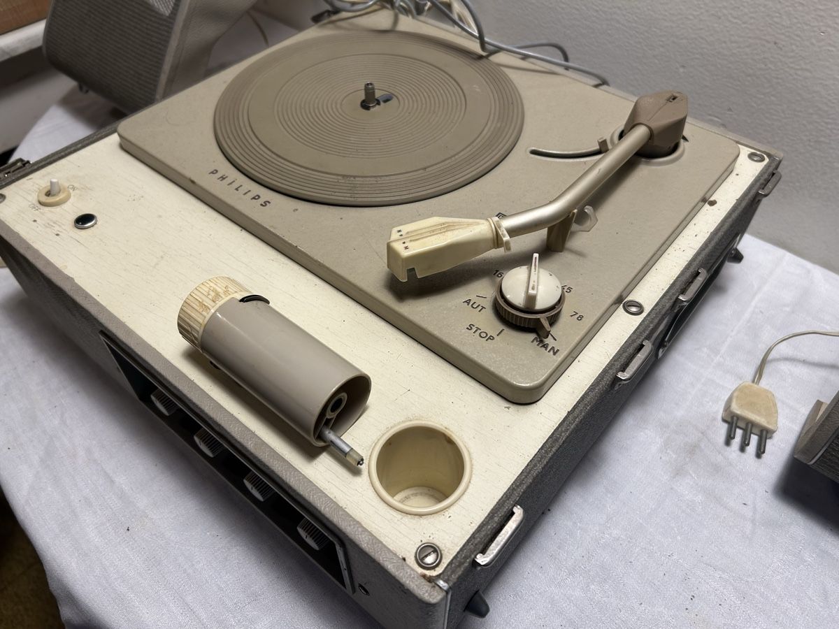 Philips Plattenspieler: Tourne-disque valise Philips vintage défectueux  – Defekt aus Geneve von  3