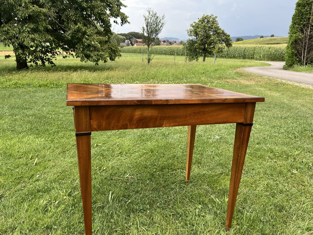 Tische: Tisch mit Schublade Massiv Holz – Gebraucht aus Allmendingen b. BE von  2