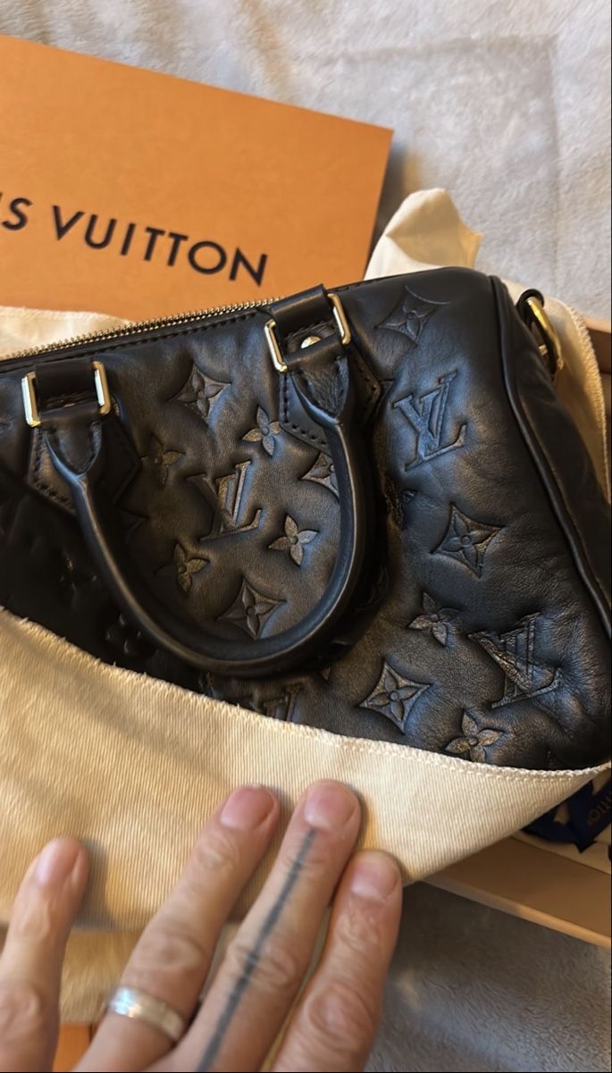 Louis Vuitton Sacs femmes: Louis Vuitton Bag Black Embossed Used – D'occasion à Confignon par paw_c8ts