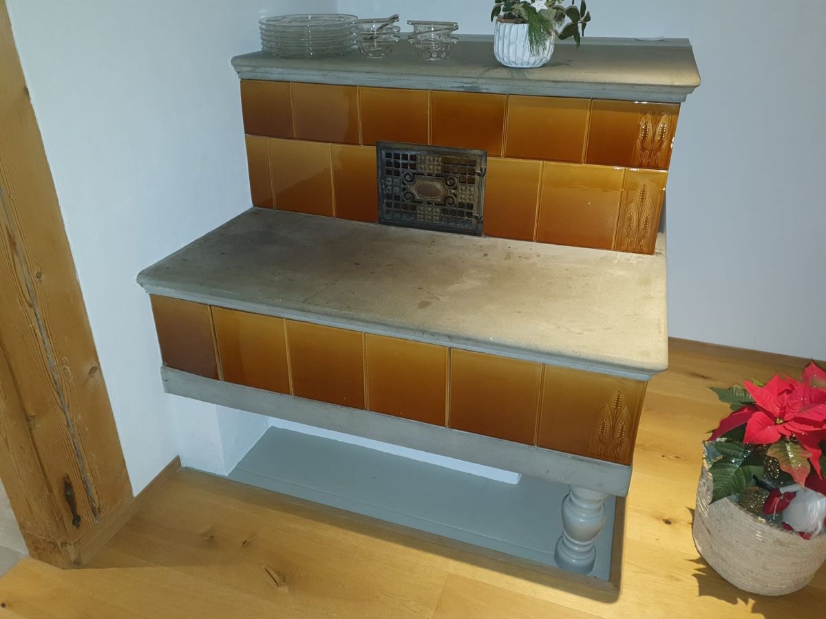 Altri mobili d'antiquariato: Sitzofenkacheln demontiert – Usato da Krattigen venduto da I-reen